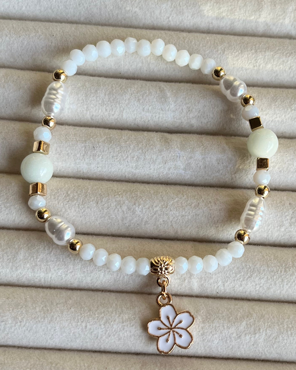 Producto - Pulsera blanca con dije flor elastizada