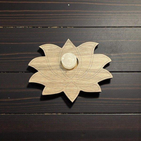 Producto - CENTRO DE MESA PORTA VELA DE MADERA INCLUYE VELA  18CM APROX