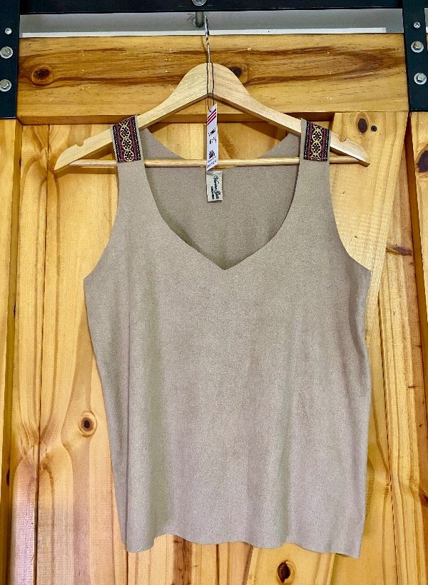 Producto - Musculosa gamuzada beige claro .Escote V