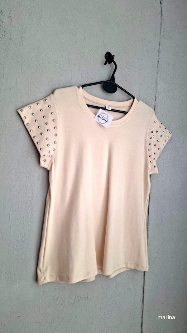 Producto - Remera tachas beige