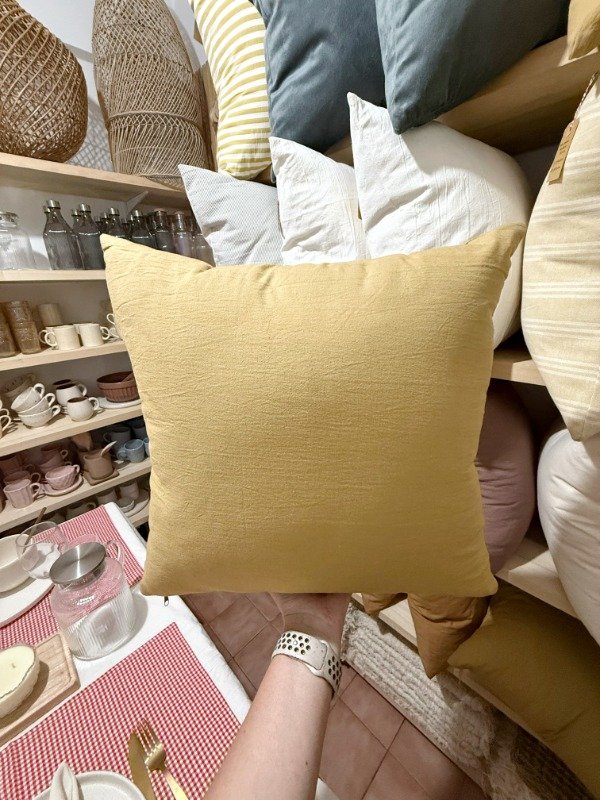 Producto - Almohadón Tussor mostaza 45x45cm.