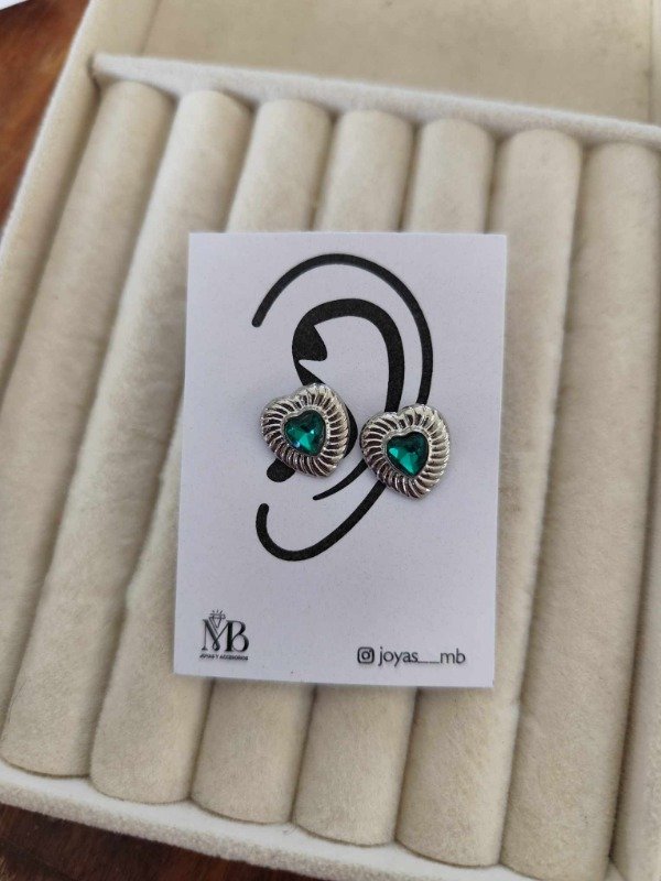 Producto - Aros corazón pasante strass verde. Acero quirúrgico.