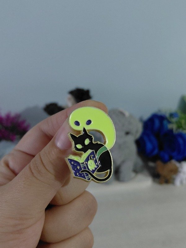 Producto - Pin metalizado - Michi brujo lector #1966