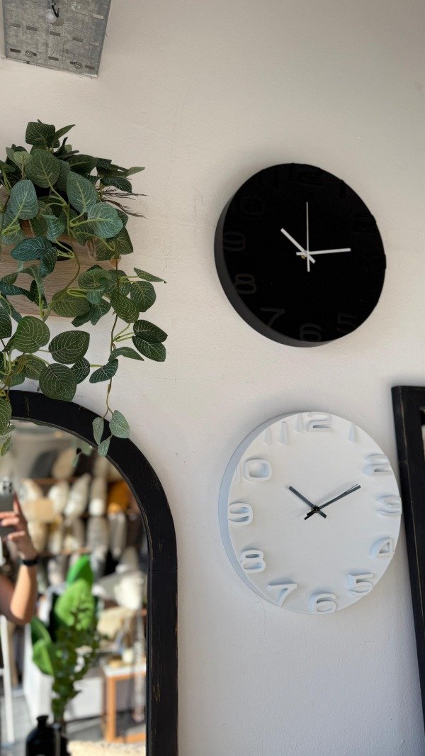 Producto - Reloj de pared negro con relieve