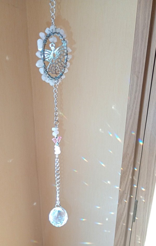 Producto - Atrapasol con angelito, mariposita y cuarzo rosa