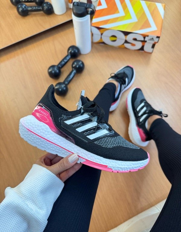 Producto - Ultraboost Negra/ Rosa