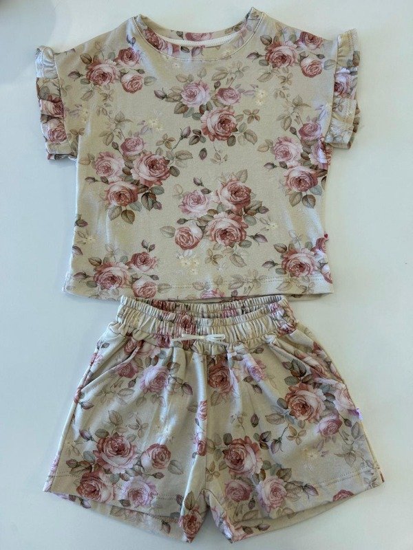 Producto - Remera y short de  algodón pima color beige con flores al tono