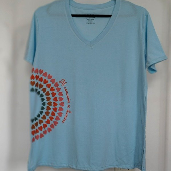Producto - Remera Arcoiris Plus Escote V Celeste