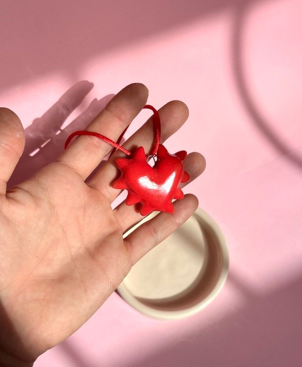 Producto - Corazón Tridimensional Púas Lateral Rojo y Natural