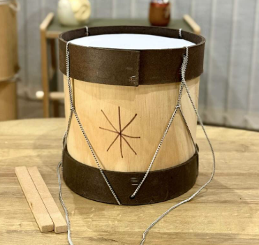 Producto - Tambor Criollo  Grande de Madera con cuerina y 2 Palillos de Madera 22264