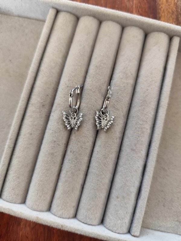 Producto - Aros argolla mariposa con strass. Acero quirúrgico