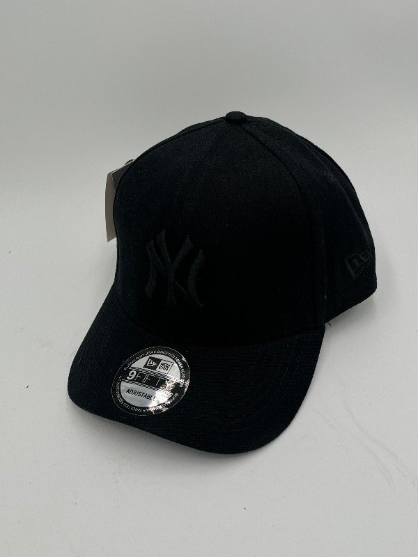 Producto - New era toda negra abrojo