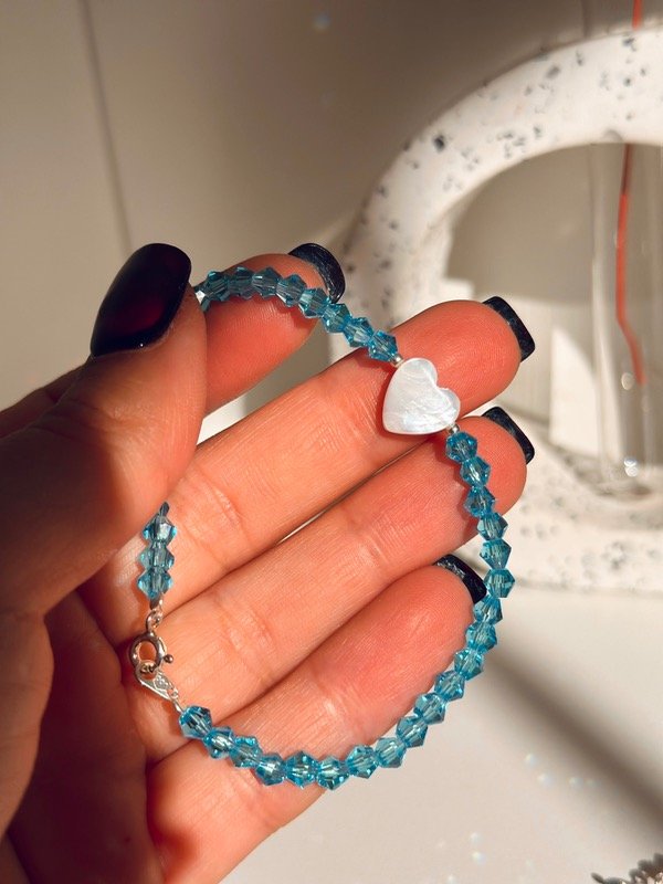 Producto - Pulsera de piedras celestes con corazón nacar