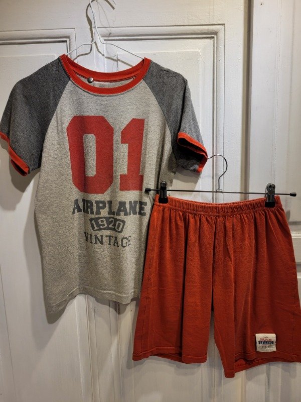 Producto - Pijama VNT gris y rojo Talle 14 años - PRECIO: 9X