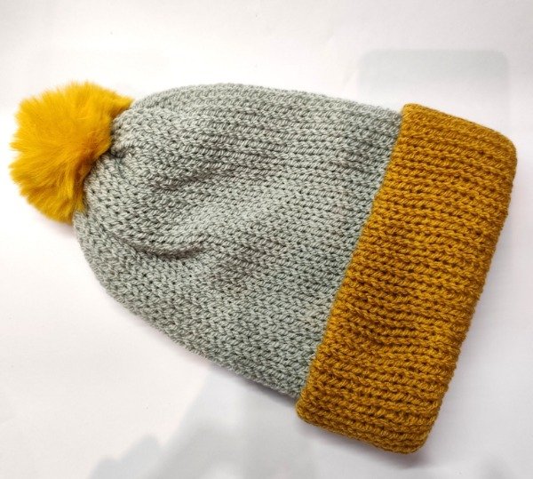 Producto - Gorro gris perla y amarillo