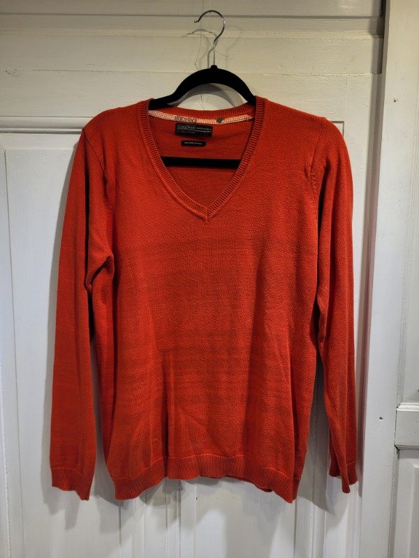 Producto - Sweater ZARA colorado escote en v - Talle M - PRECIO : 36X