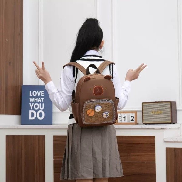 Producto - Mochila capybara con pin final