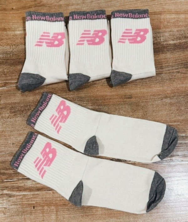 Producto - Tenis NB beige letras fucsia, borde, punta y talón gris