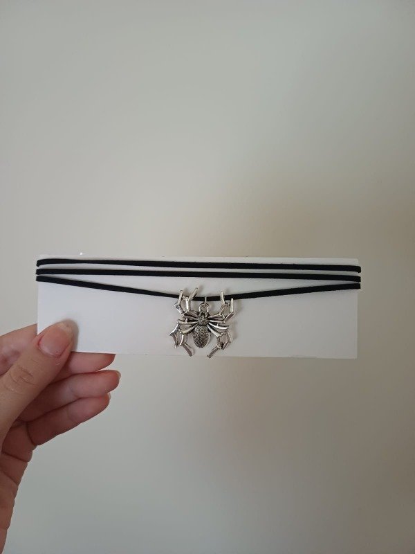 Producto - Collar gamuza araña 2