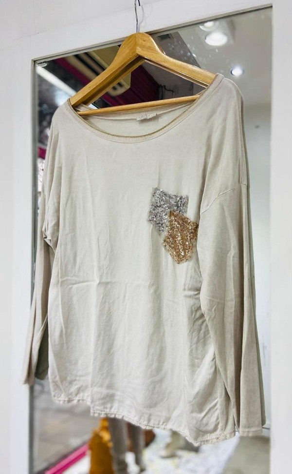 Producto - Remera manga larga  con bolsillo lent. genero italiano