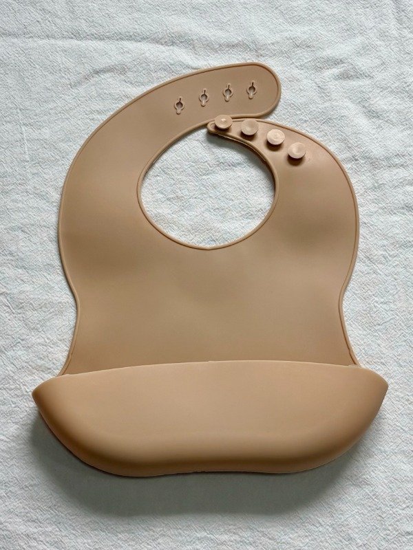 Producto - Babero Silicona Marron Claro