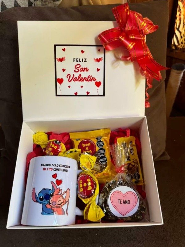 Producto - Caja con taza personalizada y golosinas