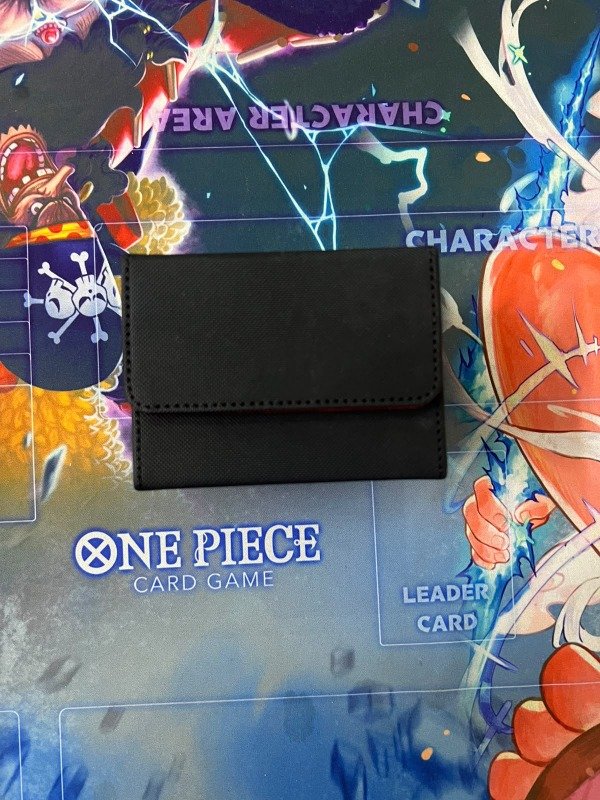 Producto - Deckbox Con Interior y costura Roja - Imantada - Para Hasta 100 Cartas - 0