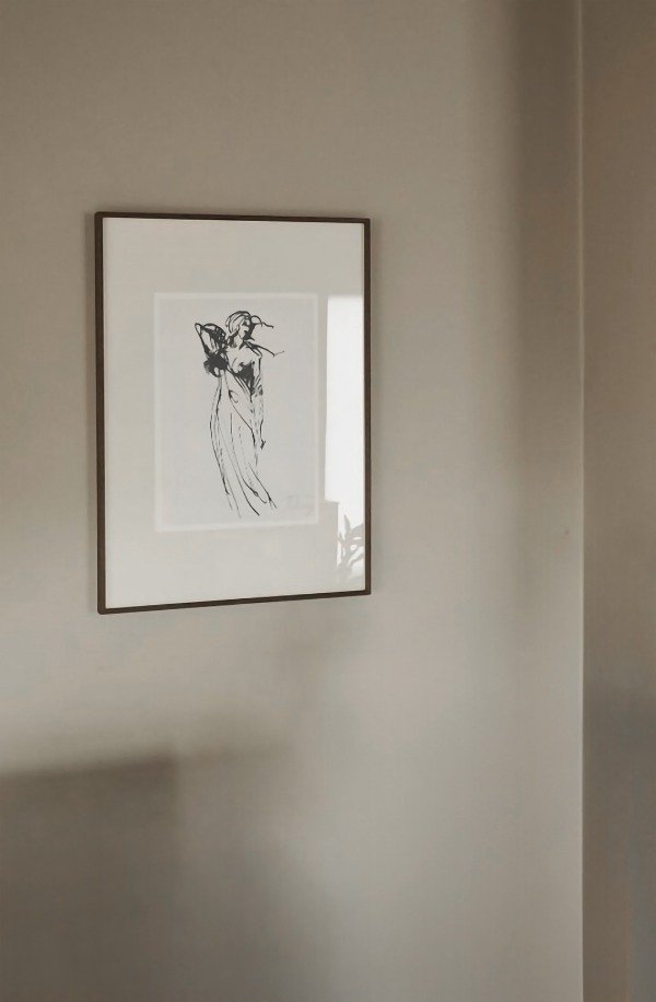 Producto - Standing female figure