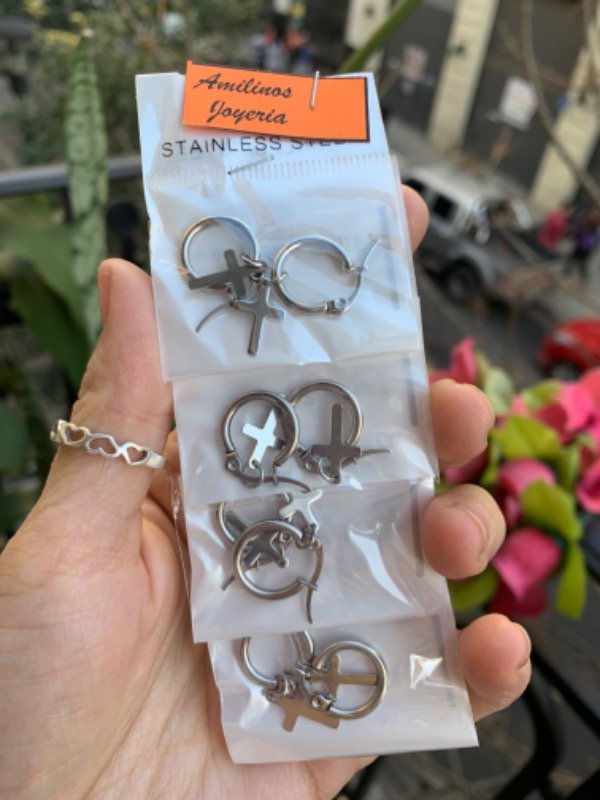 Producto - Tira de aros de acero con dije de cruz