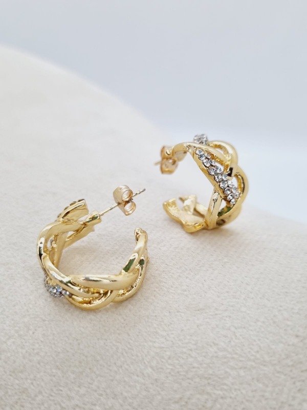 Producto - Aros acero dorado pasante semi argollita ancha trenzada detalle strass