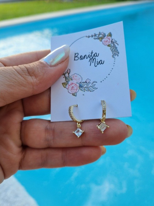 Producto - ARGOLLITA CON DIJE COLGANTE STRASS