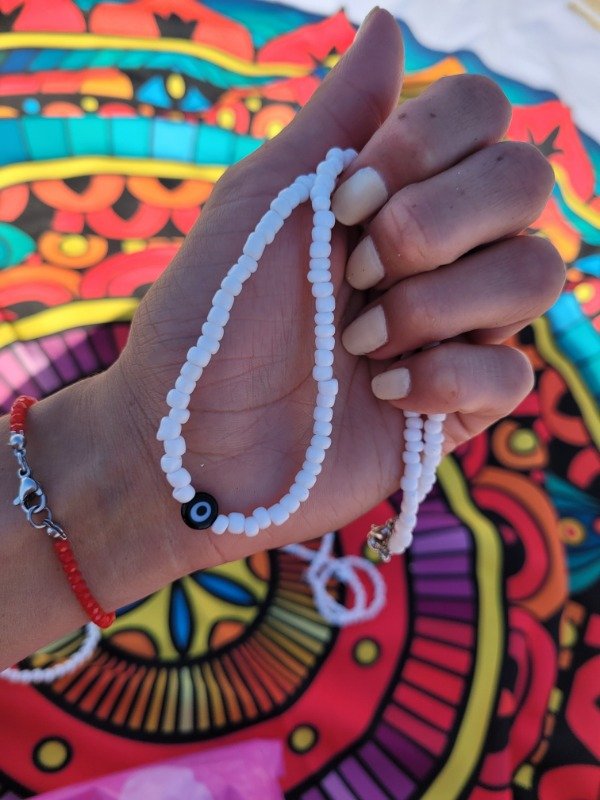 Producto - Gargantilla mostacillones blancos + ojito negro