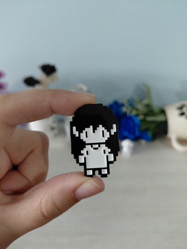Producto - Pin metalizado - Omori #1513