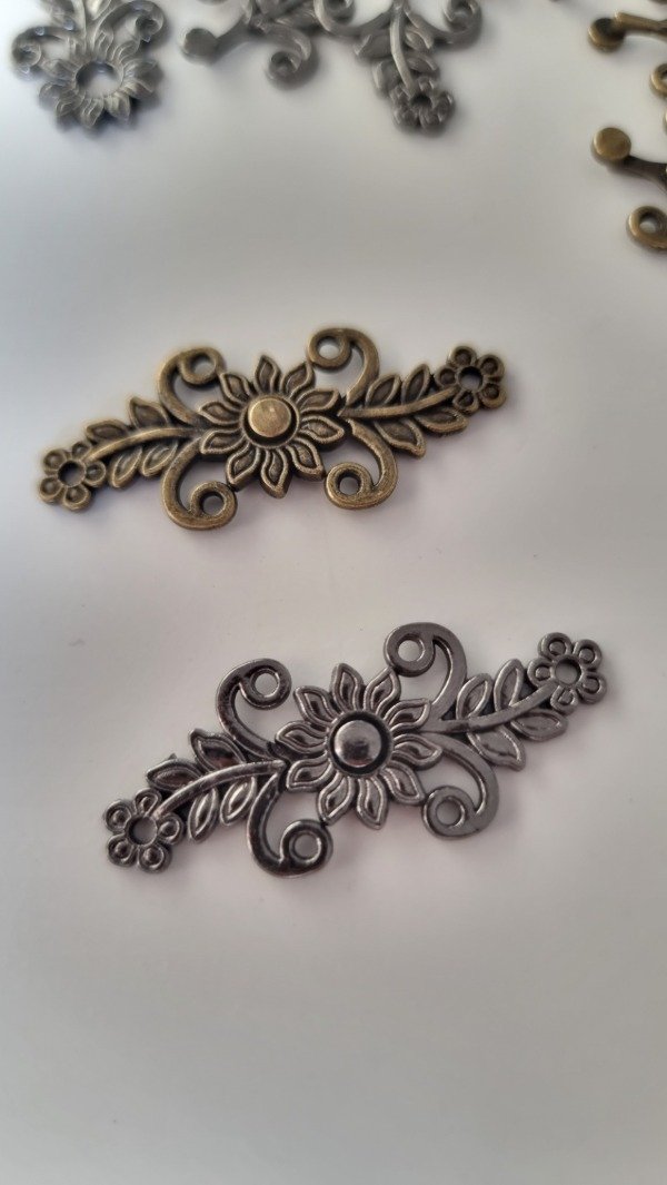 Producto - Broche para ajustar GIRASOL central con dos florcitas