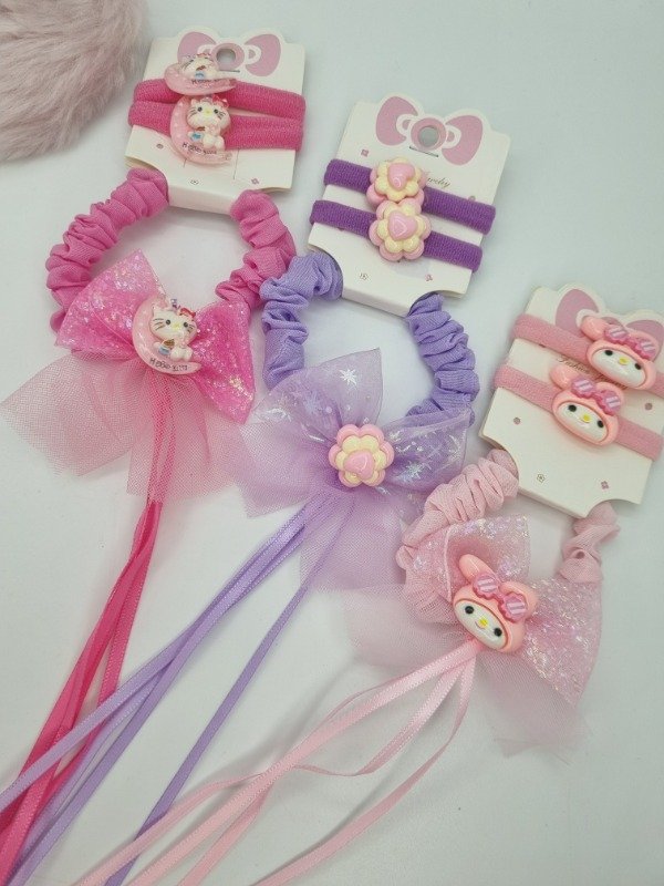 Producto - Set colitas scrunchie/elast con aplique y cintas