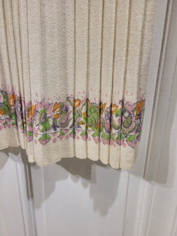 Producto - Falda beige tableada tejida con flores Talle S - PRECIO: 23X - 2