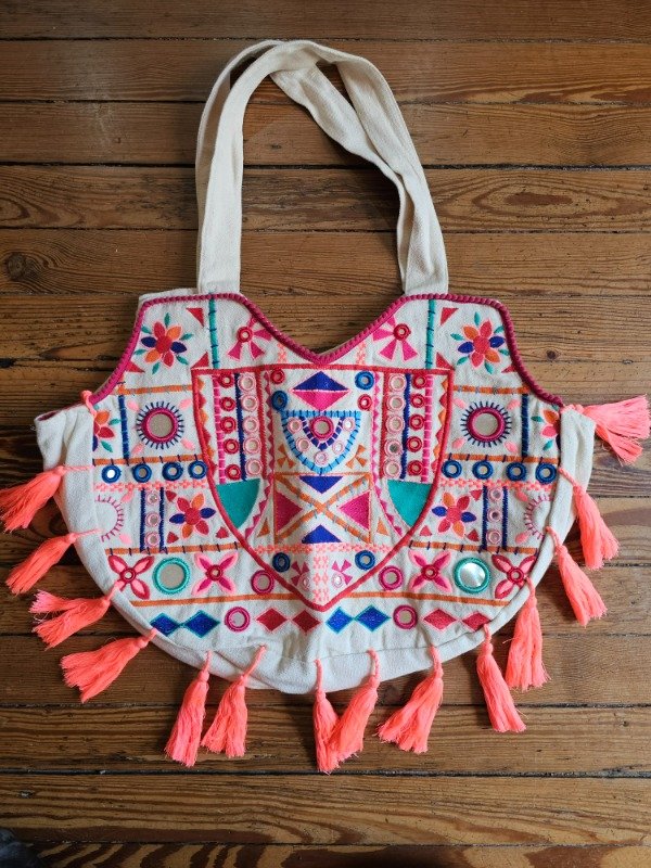 Producto - Cartera Vars Bordada