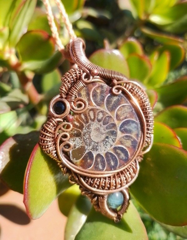 Producto - Amuleto de Ammonite, Labradorita y Onix Negro, cobre