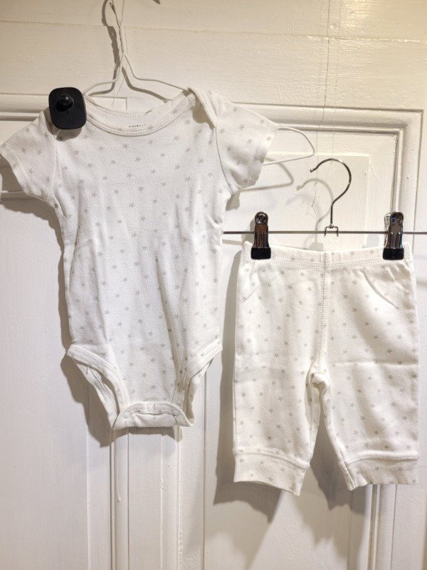 Producto - Conjunto CARTER'S body y calza blancos con estrellas Talle 6 meses - PRECIO: 14X