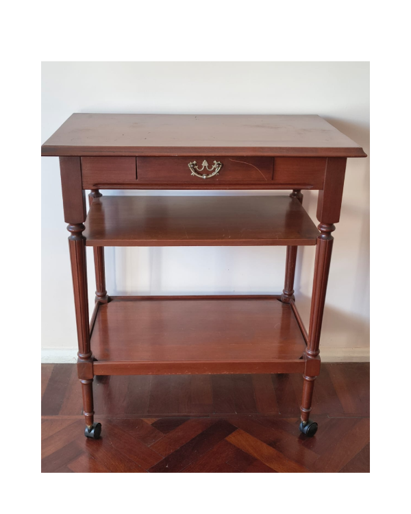 Producto - Mesa de tv auxiliar de cedro lustrado con rueditas / 83x71x26