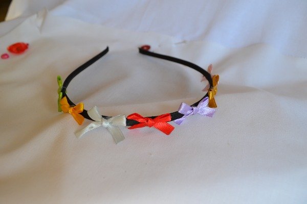 Producto - VINCHA FORRADA NEGRA Y GRIS -APLIQUE MOÑOS DE COLORES