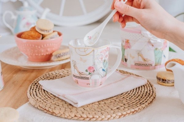 Producto - Taza porcelana con cuchara + caja de regalo. Modelo París