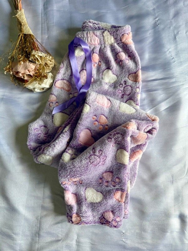 Producto - Pant polar soft luminoso huellitas lila