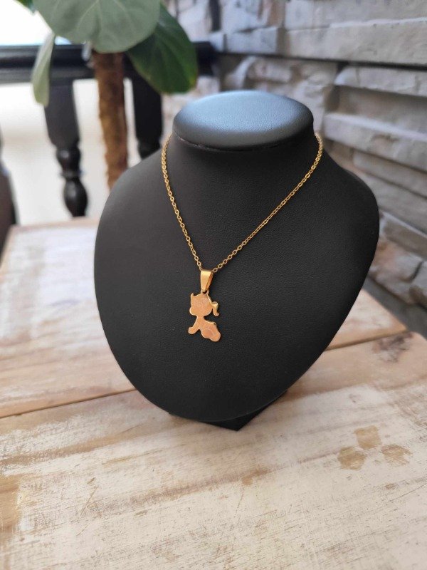 Producto - Collar beba gateando. Acero dorado.