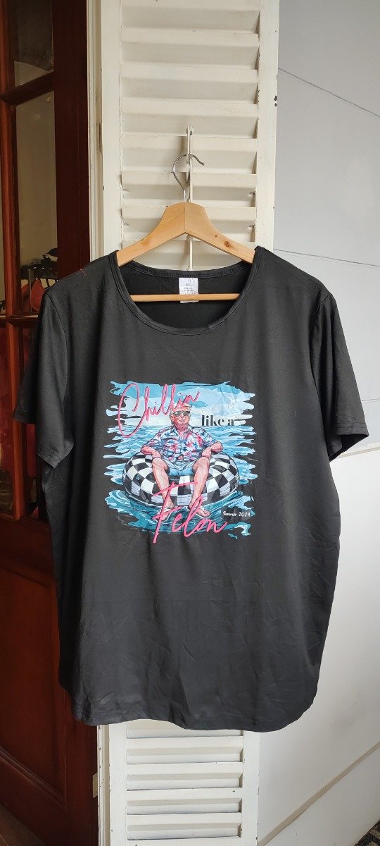 Producto - Remera negra estampada , talle XL