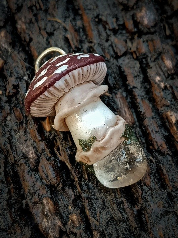 Producto - Amanita Muscaria clásica bordó con cuarzo cristal rolado