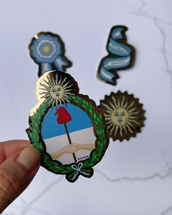 Producto - Sticker vinilo dorado ESCUDO NACIONAL