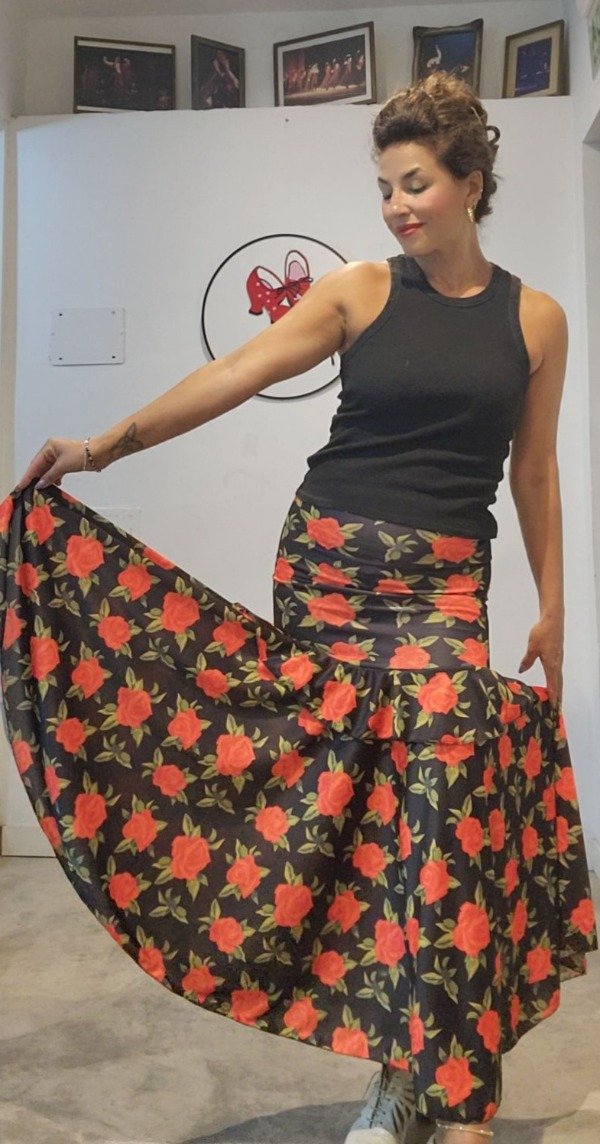 Producto - FALDA REVUELO  NEGRA CON ROSAS ROJAS TS/M