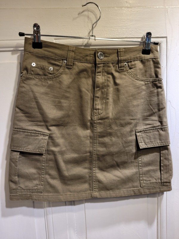 Producto - Falda DIVIDED verde cargo Talle 24 - PRECIO: 32X