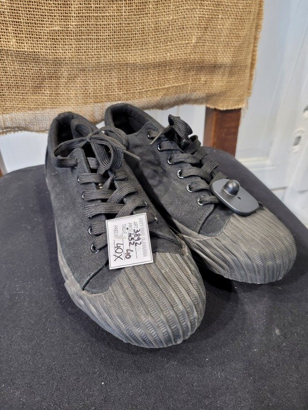 Producto - Zapatillas KEVINGSTON negras de lona Talle 40- PRECIO: 40X
